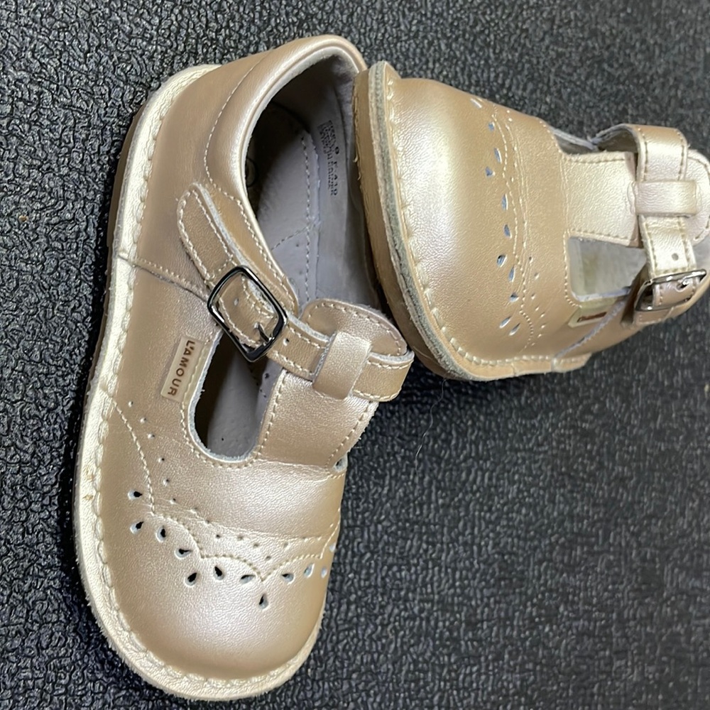 L’Amour Ruthie T Strap- Like new size 9- gold